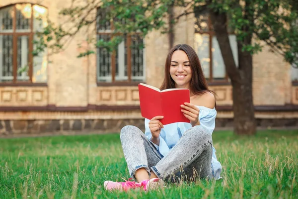 Joven estudiante leyendo en el parque — Foto de Stock