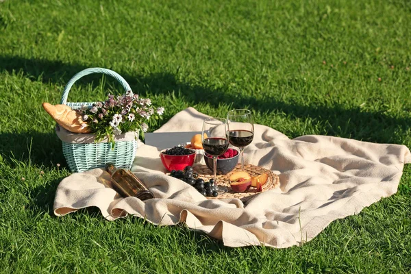 Composición con frutas maduras, vino y cesta de picnic —  Fotos de Stock