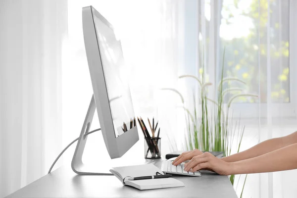 现代计算机在桌上工作的少妇 — 图库照片