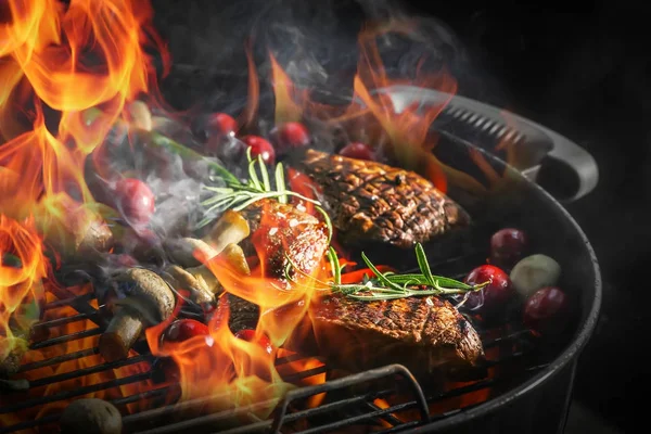 Cooking delicious meat with vegetables — Stock Photo, Image