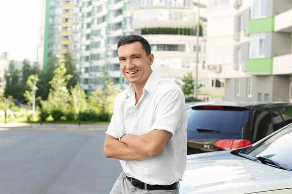 Handsome man near car in the street — Stock Photo, Image