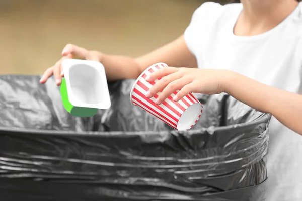 Malá holčička házet odpadky do koše MINIUM venku, closeup — Stock fotografie
