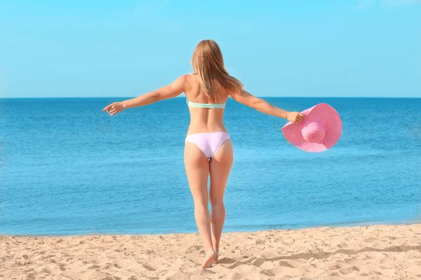 Молодая женщина с красивым телом на берегу моря — стоковое фото