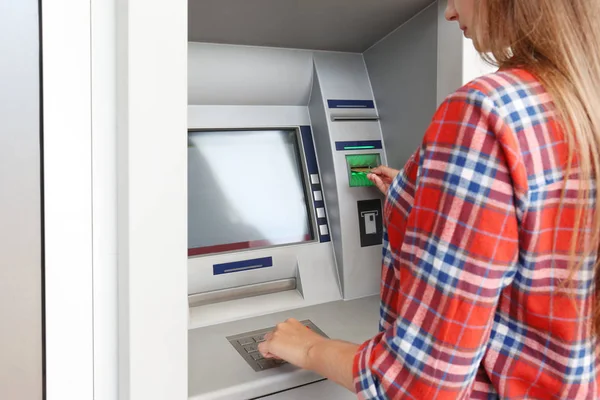 Mulher inserindo cartão de crédito na máquina de dinheiro — Fotografia de Stock