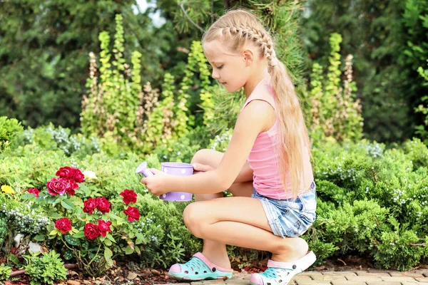 Słodkie Dziewczynki Podlewanie Kwiatów Ogrodzie — Zdjęcie stockowe