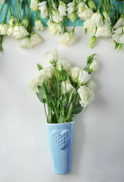 Состав с вазой из красивых цветов — стоковое фото