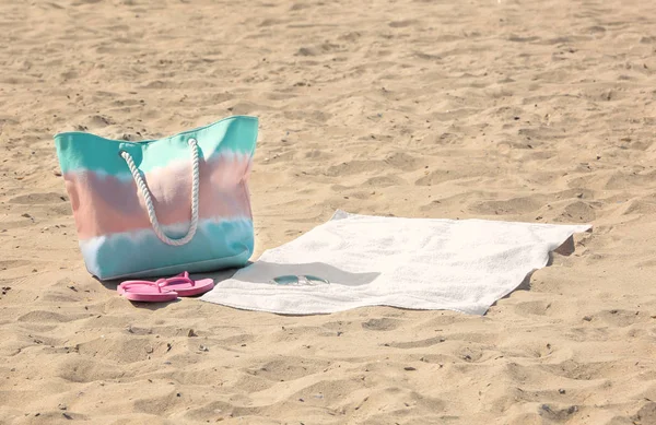 रेत पर धूप के चश्मे और बैग के साथ सफेद समुद्र तट तौलिया — स्टॉक फ़ोटो, इमेज