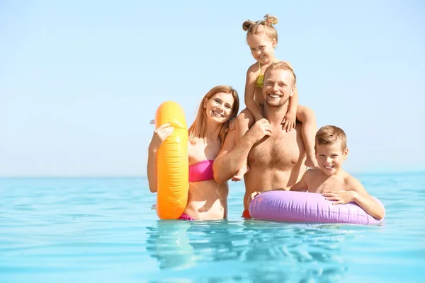 Glückliche Familie ruht sich im Seebad aus — Stockfoto