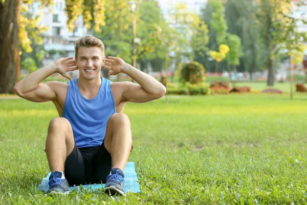 Joven hombre deportivo — Foto de Stock