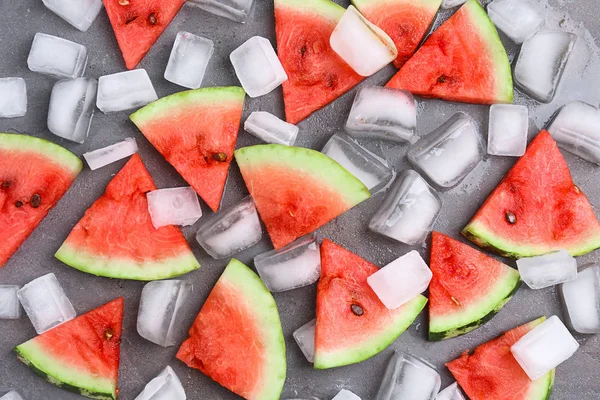 Scheiben reife Wassermelone und Eiswürfel — Stockfoto