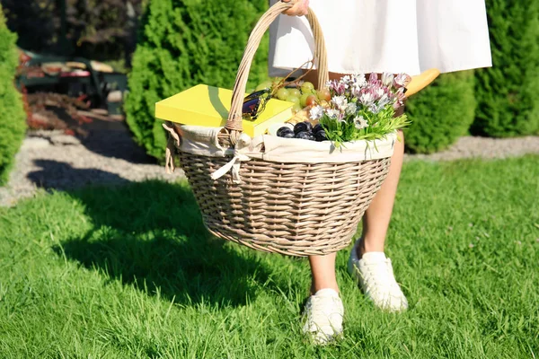 Cesto di vimini con roba da picnic — Foto Stock