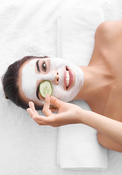 Jeune femme avec masque facial — Photo