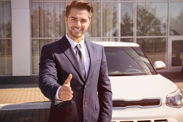 Vendedor de pé perto do carro — Fotografia de Stock