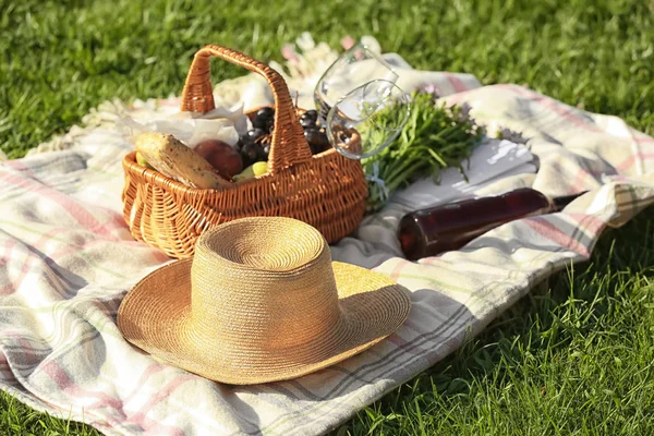 Composición con cesta de picnic — Foto de Stock