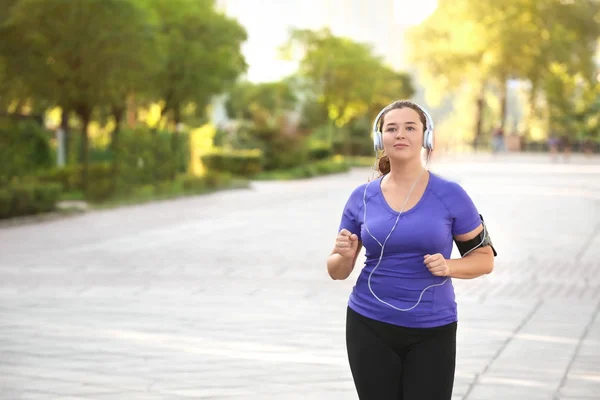 Mujer con sobrepeso trotando — Foto de Stock