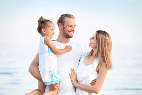 Счастливая семья на морском пляже на курорте — стоковое фото