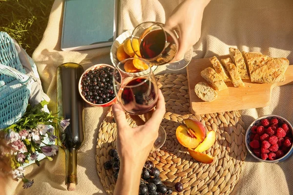 Coppia innamorata bere vino rosso — Foto Stock