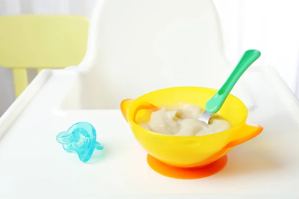 Bowl dengan makanan bayi — Stok Foto