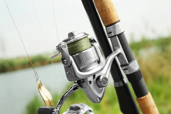 Caña giratoria con carrete de pesca — Foto de Stock