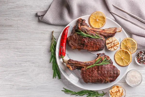 Plaat met heerlijke gegrilde steaks — Stockfoto