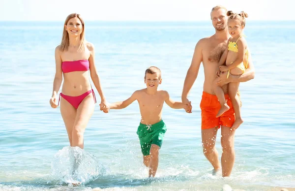 Boldog család pihen a tengeren resort — Stock Fotó