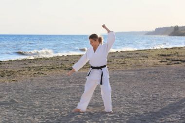 Genç kadın karate pratik 