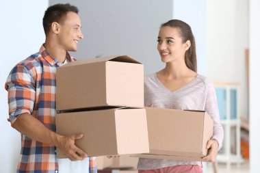 Hareketli Kutular ile onların yeni evinde mutlu genç Çift