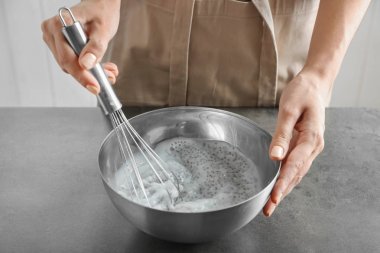 Chia tohum puding yapma kadın