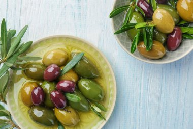 Plaka ve kase Beyaz ahşap zemin üzerinde zeytinli