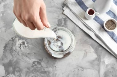 Chia tohum puding yapma kadın