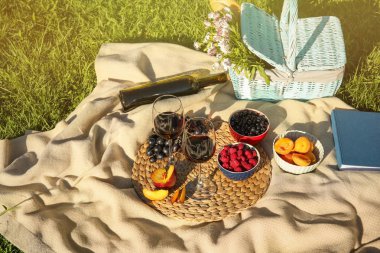 Olgunlaşmış meyve, şarap ile kompozisyon 