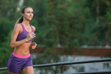 Parkta çalışan genç sportif kadın