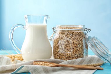 Yulaf ezmesi gevreği ve süt sürahi ile jar