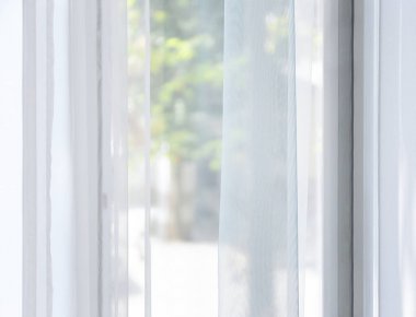 Güzel beyaz perdeler kapalı