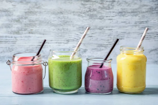 Kleurrijke lekkere smoothies — Stockfoto