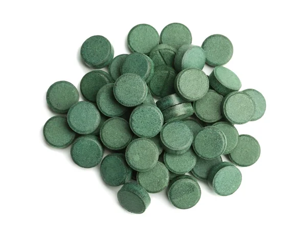 Spirulina tabletki na białym tle — Zdjęcie stockowe