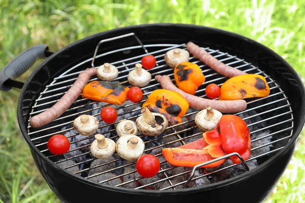 Kiełbasy i warzywa na grilla — Zdjęcie stockowe