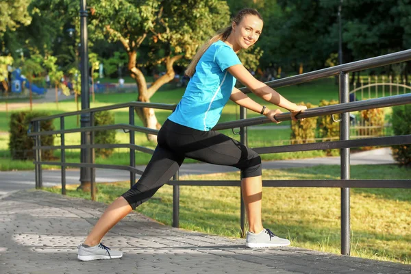 Jonge sportieve vrouw doen oefening in park — Stockfoto