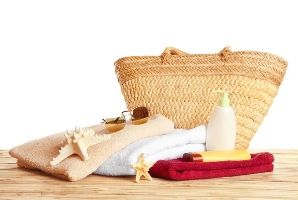 Plážové ručníky a letní Doplňky na stůl před bílým pozadím — Stock fotografie