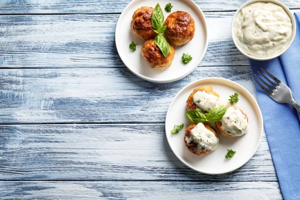 Délicieuses boulettes de viande avec sauce — Photo