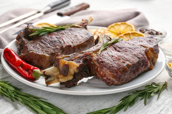 Deska s vynikající grilované steaky — Stock fotografie