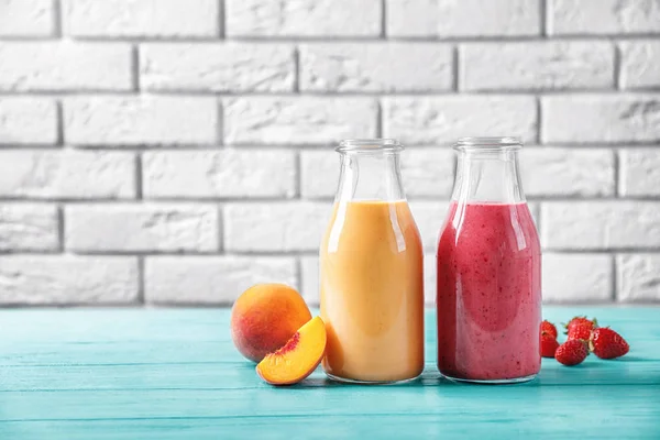 Bottles with yummy smoothie — Stock Photo, Image