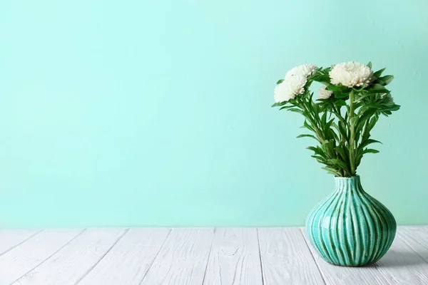 Váza s krásné chryzantémy — Stock fotografie