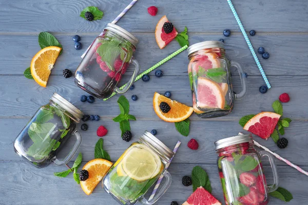 Acqua infusa con frutti e bacche — Foto Stock