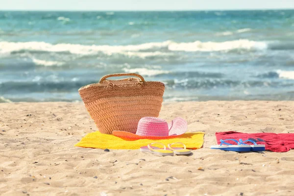 Strandtücher und Sommer-Accessoires auf Sand — Stockfoto