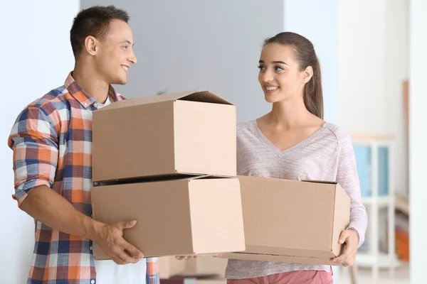 Feliz pareja joven con cajas móviles en su nuevo apartamento —  Fotos de Stock