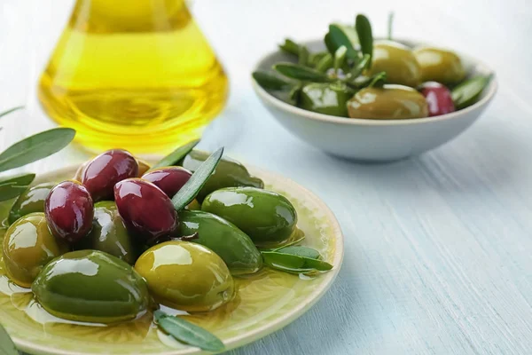 Placa con aceitunas enlatadas — Foto de Stock