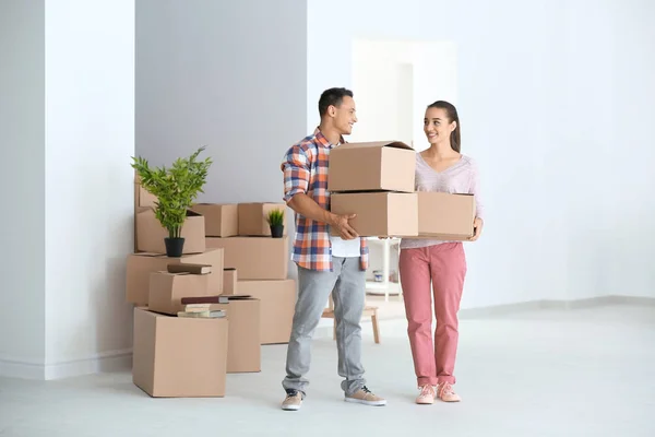 Jovem casal feliz com caixas móveis em seu novo apartamento — Fotografia de Stock