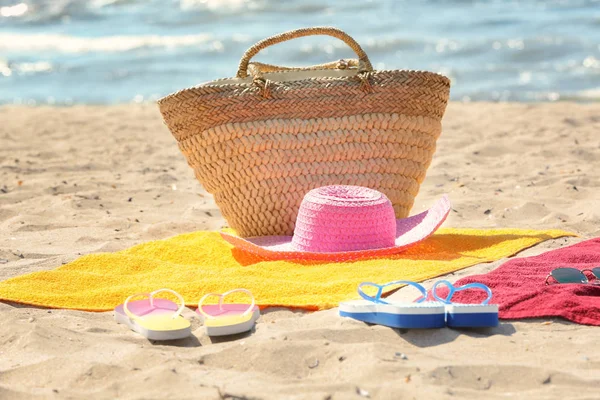 Toallas de playa y accesorios de verano en arena —  Fotos de Stock