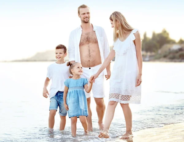 Glückliche Familie am Strand des Resorts — Stockfoto
